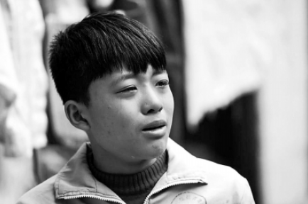 少年休学为母亲挣钱换肾，保险可以帮他解决